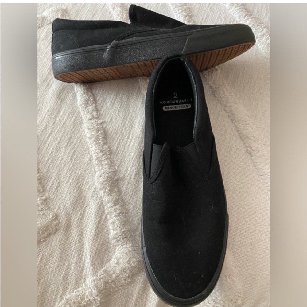 NO BOUNDARIES BLACK SLIP ON CANVAS SHOES 9 NEW